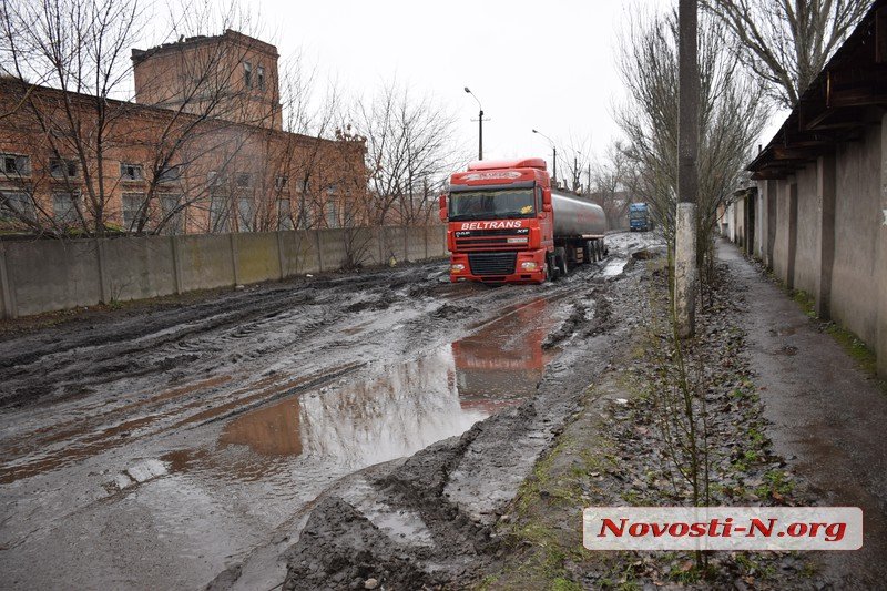 На улице Новозаводской в Николаеве фура увязла в грязи и заблокировала движение 16