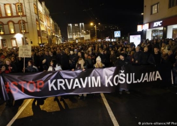 В Белграде на улицы вышили тысячи демонстрантов с протестом против президента Вучича