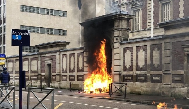 Протесты во Франции: “желтые жилеты” подожгли отделение “Банка Франции”