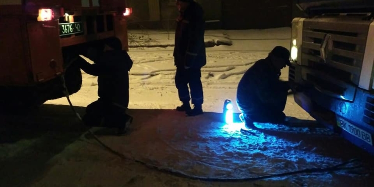 Дороги замело, но николаевские спасатели спешили на помощь – вытащили из снега 6 машин