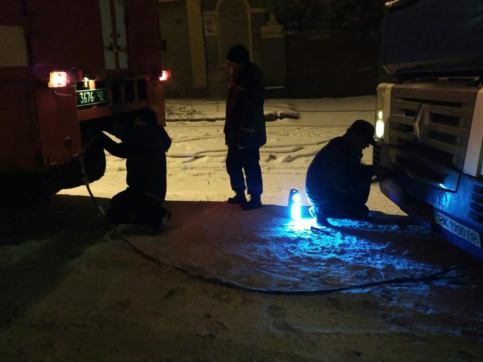 Дороги замело, но николаевские спасатели спешили на помощь - вытащили из снега 6 машин 1