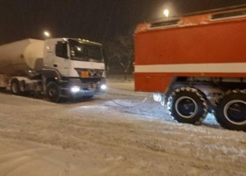 Дороги замело, но николаевские спасатели спешили на помощь – вытащили из снега 6 машин