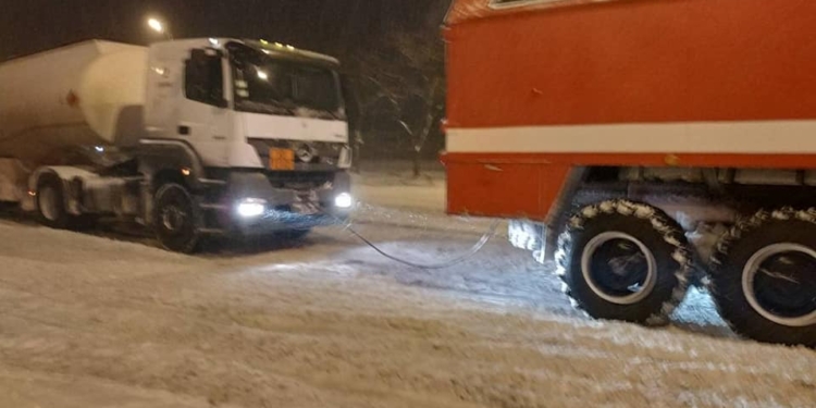 Дороги замело, но николаевские спасатели спешили на помощь – вытащили из снега 6 машин