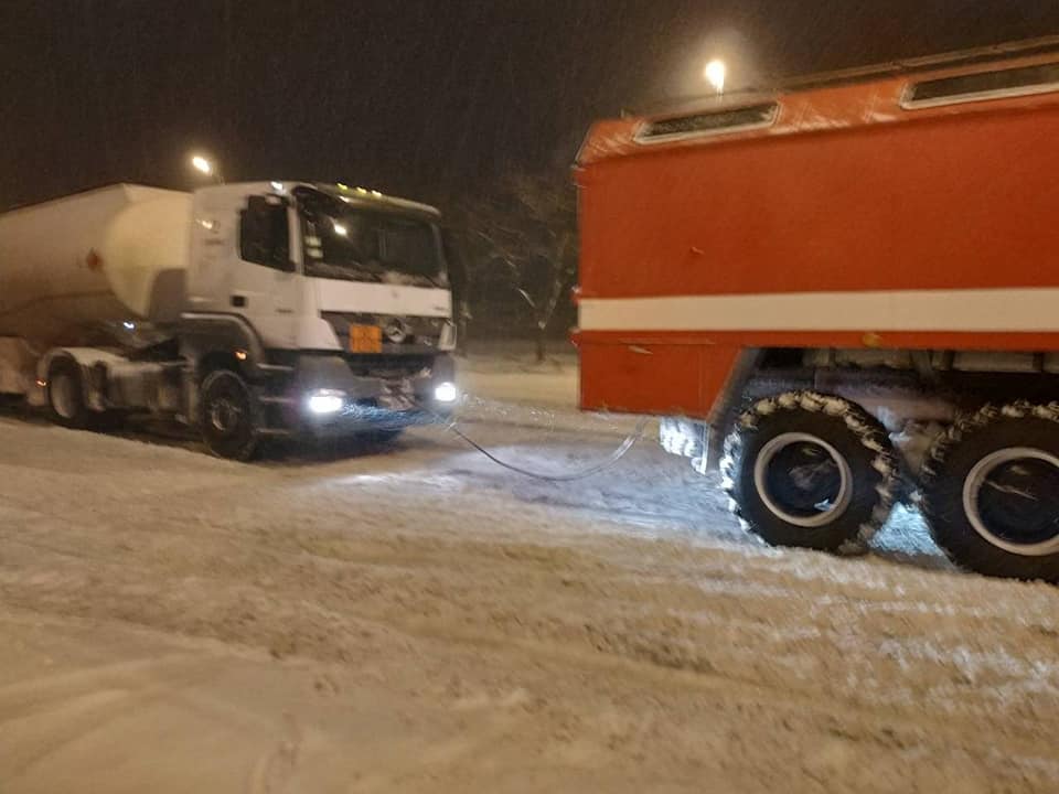 Дороги замело, но николаевские спасатели спешили на помощь - вытащили из снега 6 машин 11