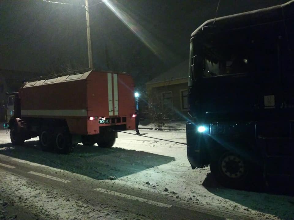 Дороги замело, но николаевские спасатели спешили на помощь - вытащили из снега 6 машин 9