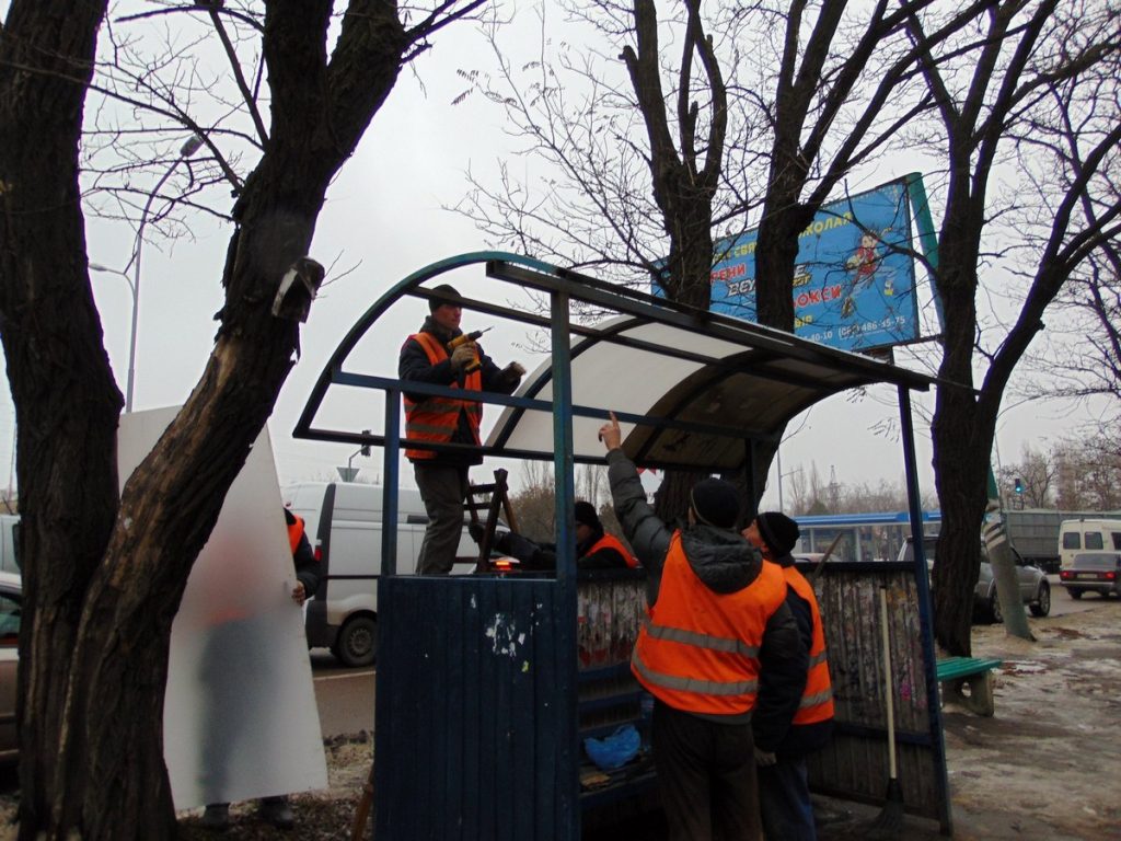 После обращения горожанки «Николаевэлектротранс» восстановил крышу на остановке «Авангардная» 1