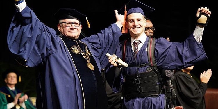 Американский студент собирался бросить учебу из-за тяжелой травмы. Спустя три года он вышел на сцену в экзоскелете, чтобы получить диплом