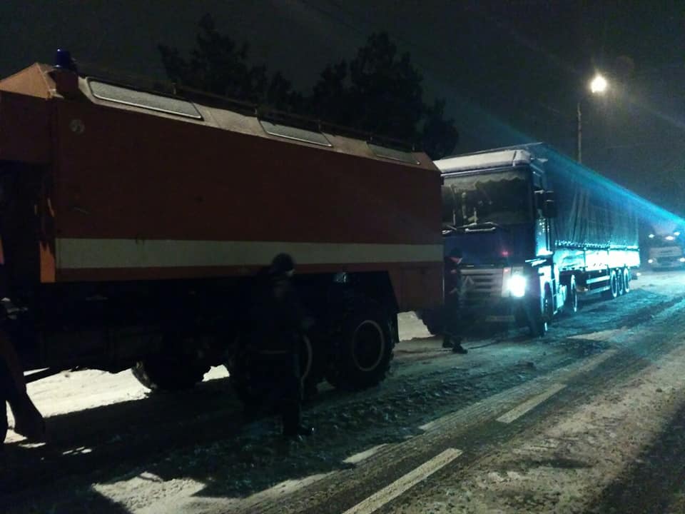 Дороги замело, но николаевские спасатели спешили на помощь - вытащили из снега 6 машин 7