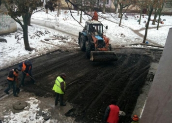 В Николаеве решили заасфальтировать двор после снегопада