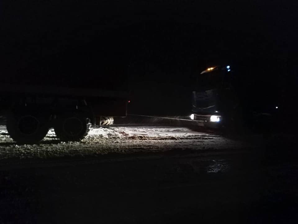 Дороги замело, но николаевские спасатели спешили на помощь - вытащили из снега 6 машин 5