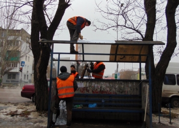 После обращения горожанки «Николаевэлектротранс» восстановил крышу на остановке «Авангардная»
