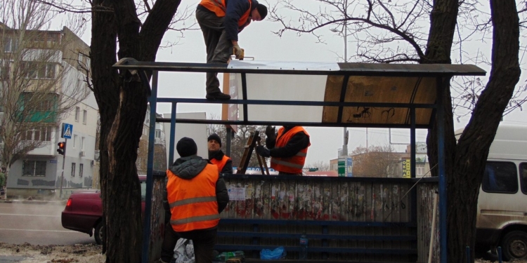 После обращения горожанки «Николаевэлектротранс» восстановил крышу на остановке «Авангардная»