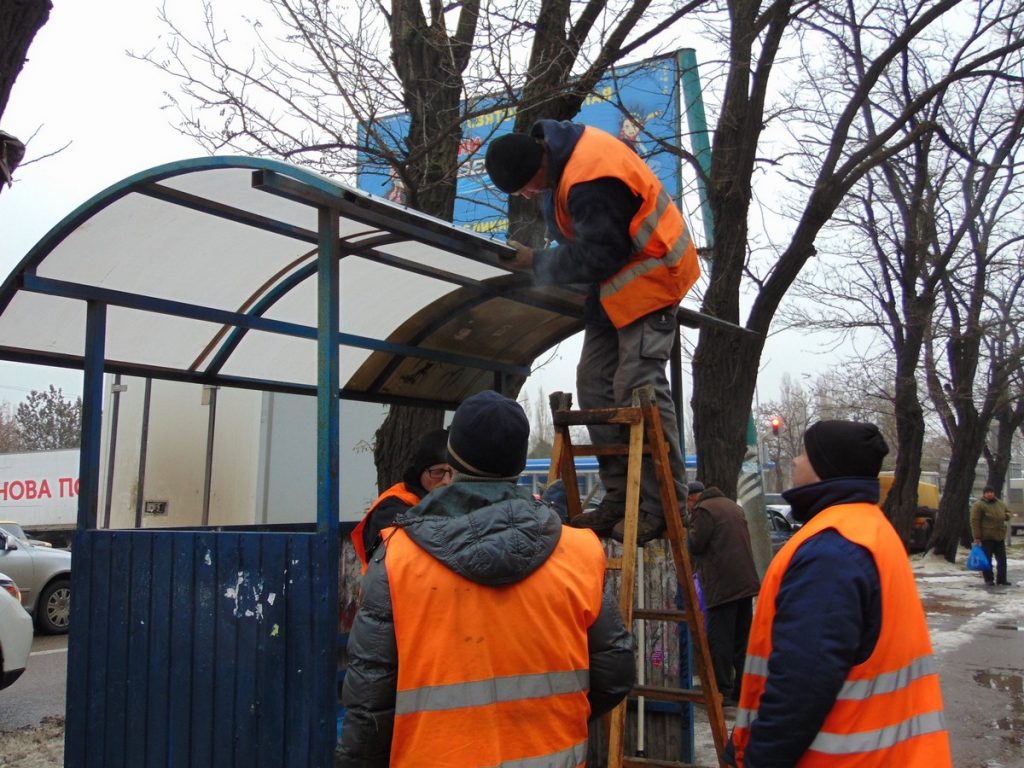 После обращения горожанки «Николаевэлектротранс» восстановил крышу на остановке «Авангардная» 5