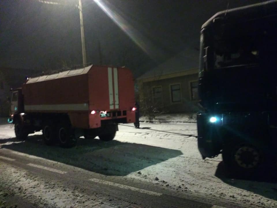 Дороги замело, но николаевские спасатели спешили на помощь - вытащили из снега 6 машин 3