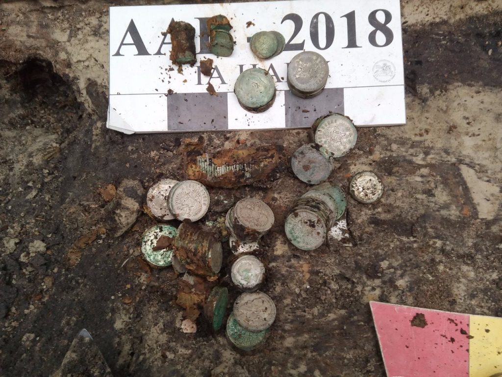 Клад времен первой Украинской революции. Почти 2 кг серебряных монет нашли археологи в Киеве 13