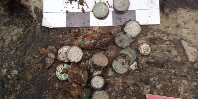 Клад времен первой Украинской революции. Почти 2 кг серебряных монет нашли археологи в Киеве