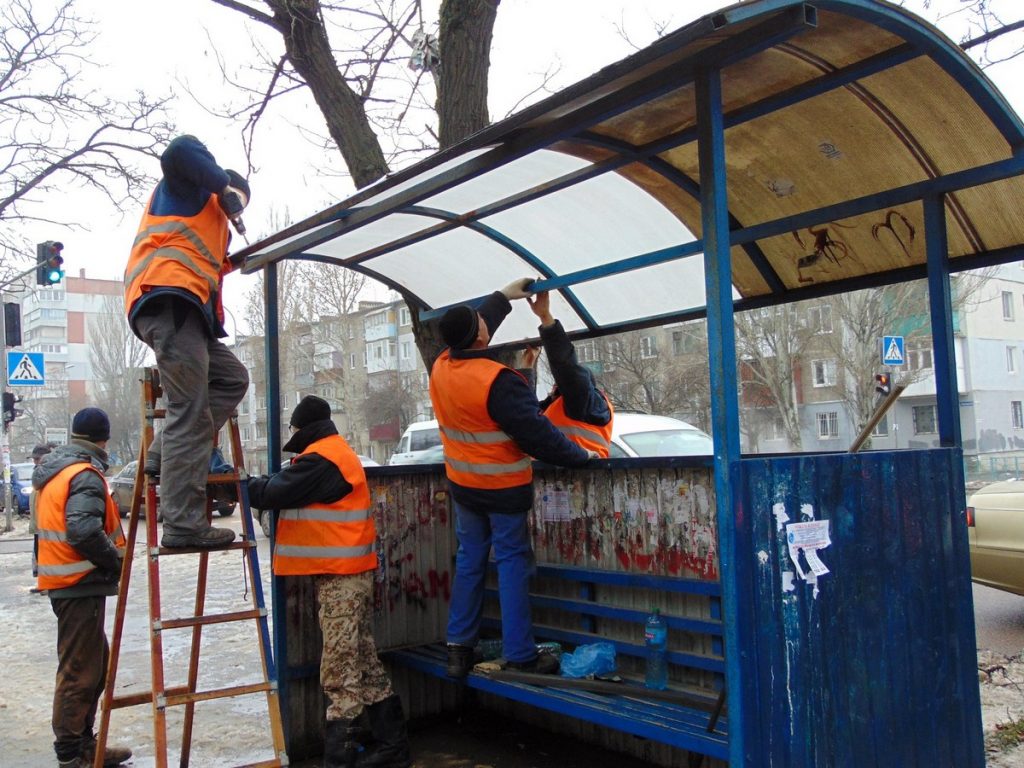 После обращения горожанки «Николаевэлектротранс» восстановил крышу на остановке «Авангардная» 7