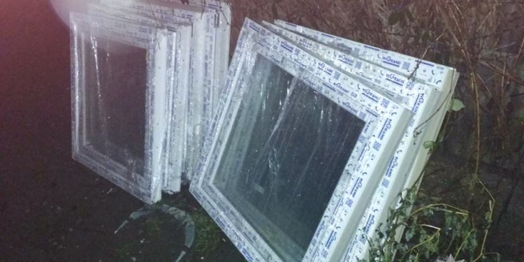 В Николаеве двое мужчин украли металлопластиковые окна из подъезда