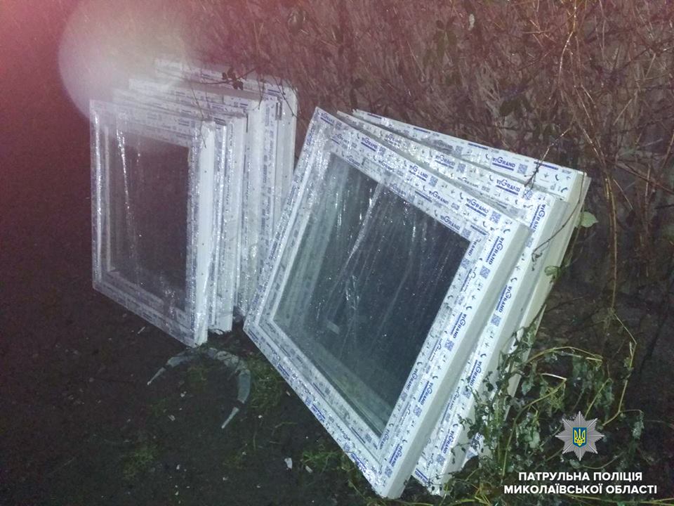 В Николаеве двое мужчин украли металлопластиковые окна из подъезда 1