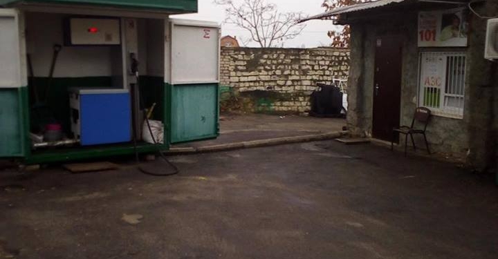 Правоохранители прикрыли нелегальную автозаправку на улице Мореходной