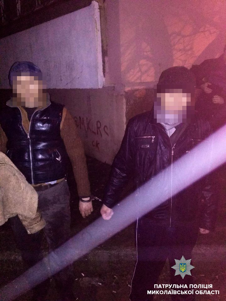 В Николаеве двое мужчин украли металлопластиковые окна из подъезда 3