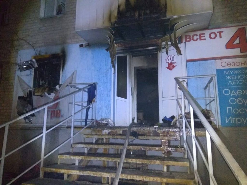 Из-за пожара в магазине на проспекте Героев Украины спасателям пришлось эвакуировать жителей жилого дома 3
