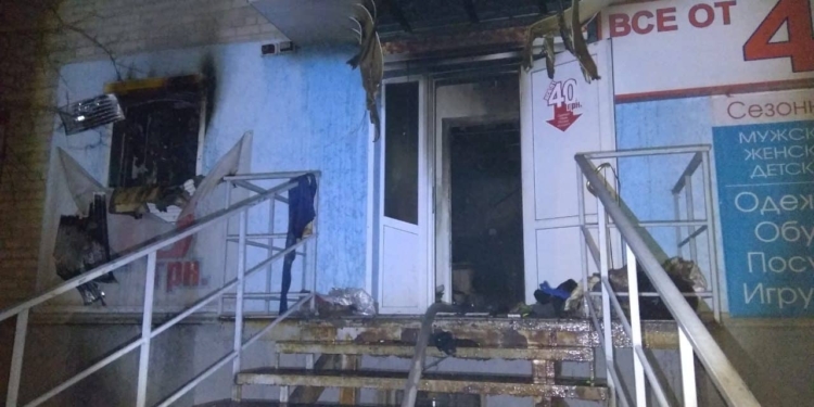 Из-за пожара в магазине на проспекте Героев Украины спасателям пришлось эвакуировать жителей жилого дома