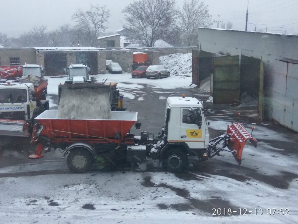 «ЭЛУ автодорог» уже использовало 50 тонн соли для антигололедной обработки дорог Николаева 1
