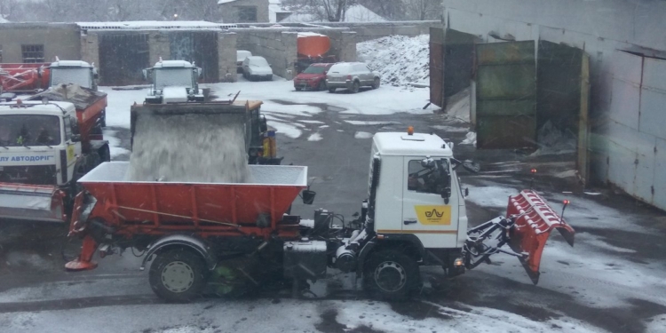 «ЭЛУ автодорог» уже использовало 50 тонн соли для антигололедной обработки дорог Николаева