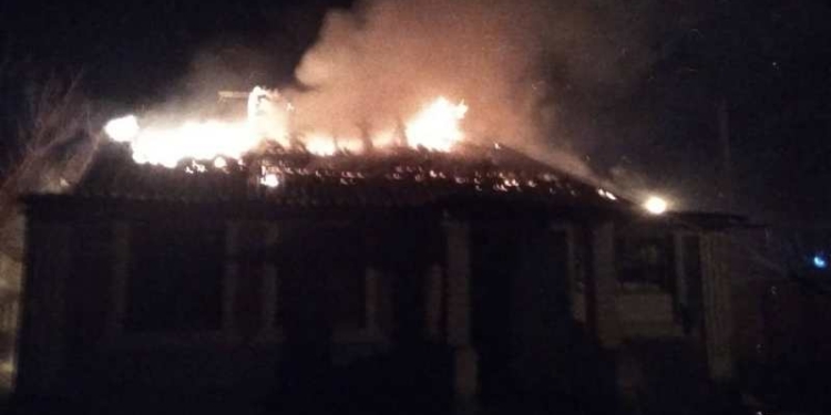 Еще чуть-чуть, и уснули бы навсегда. В Вознесенске супругов спасли из горящего дома