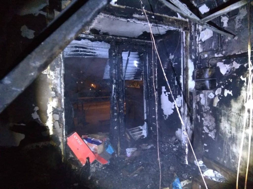 Из-за пожара в магазине на проспекте Героев Украины спасателям пришлось эвакуировать жителей жилого дома 5