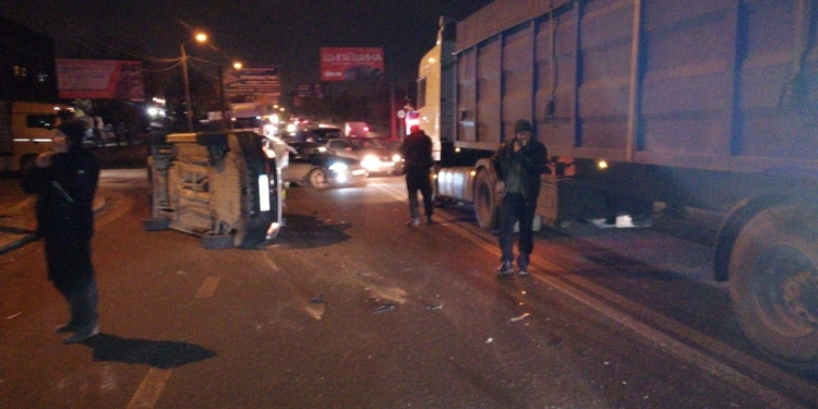 В Николаеве Volkswagen перевернулся после столкновения с грузовиком