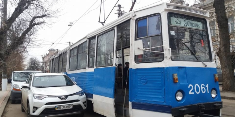 В Николаеве беспечный водитель внедорожника заблокировал проезд трамвая