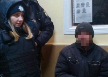 Курение вредно. Патрульные задержали на николаевском ж/д вокзале мужчину, находящегося в розыске