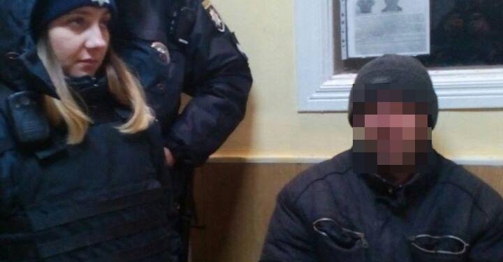 Курение вредно. Патрульные задержали на николаевском ж/д вокзале мужчину, находящегося в розыске