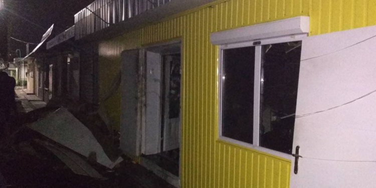 На Николаевщине спасатели тушили торговый контейнер