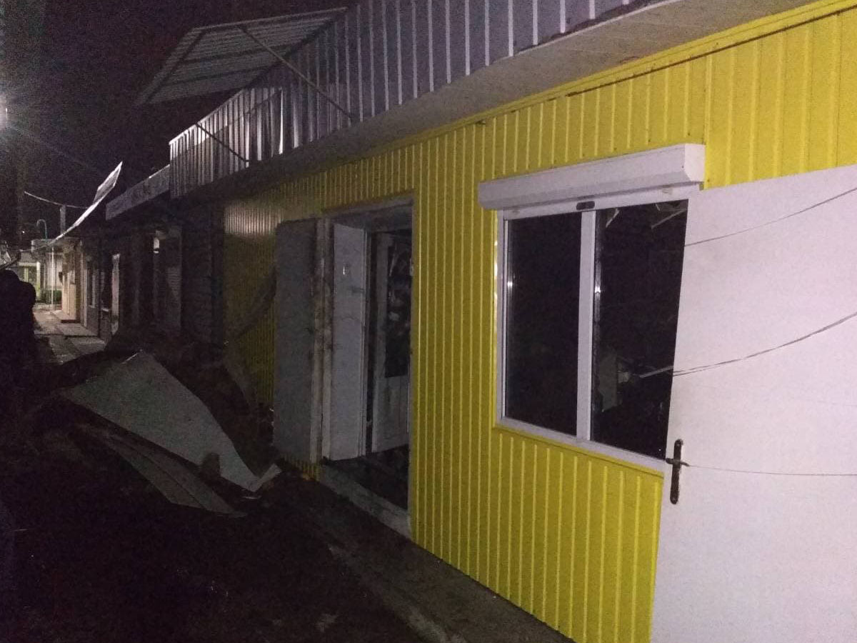 На Николаевщине спасатели тушили торговый контейнер