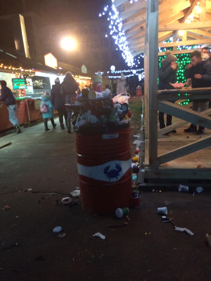 «Напоминает помойку»: николаевец обратил внимание несвоевременную уборку и вывоз мусора с праздничной Соборной площади 1