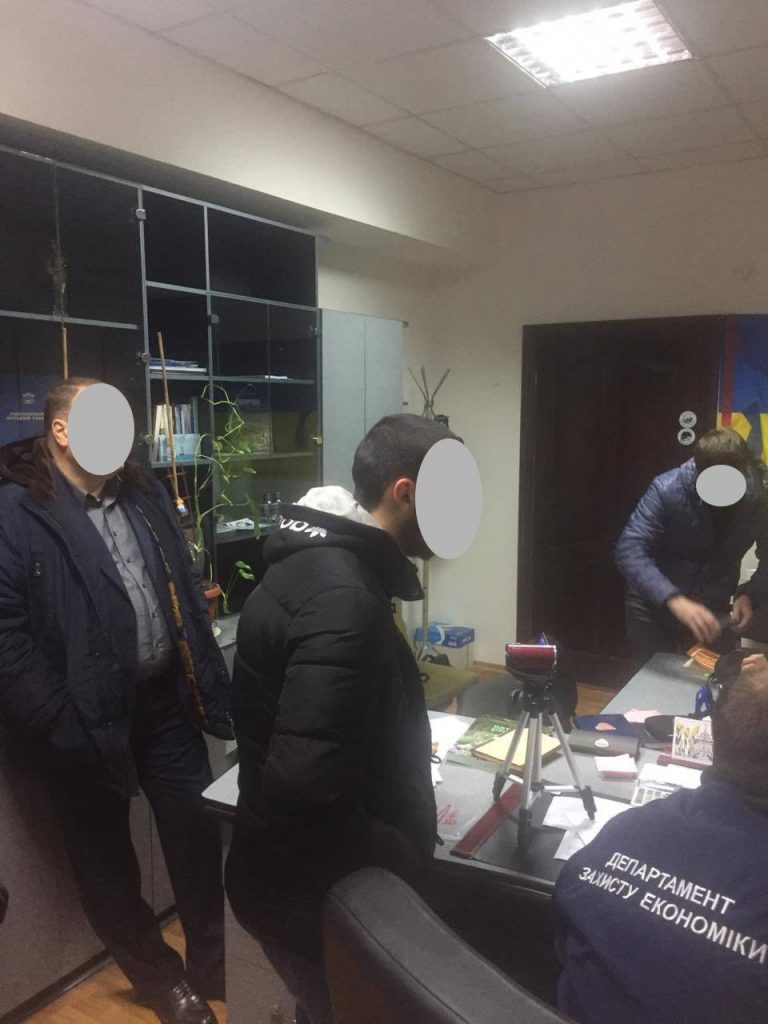 В кабинете начальника управления Департамента ЖКХ Николаева провели обыск. Его подозревают в систематических «откатах» 1