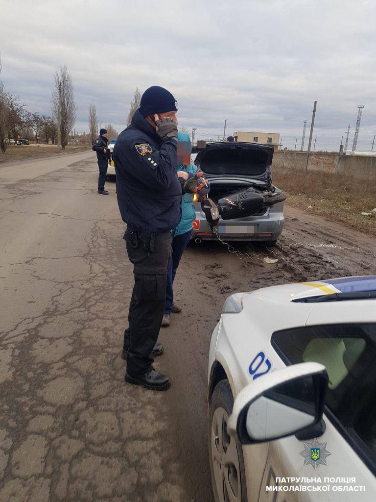 Знакомый попросил подвезти: похищенный мопед николаевские патрульные обнаружили в багажнике «Мазды» 5