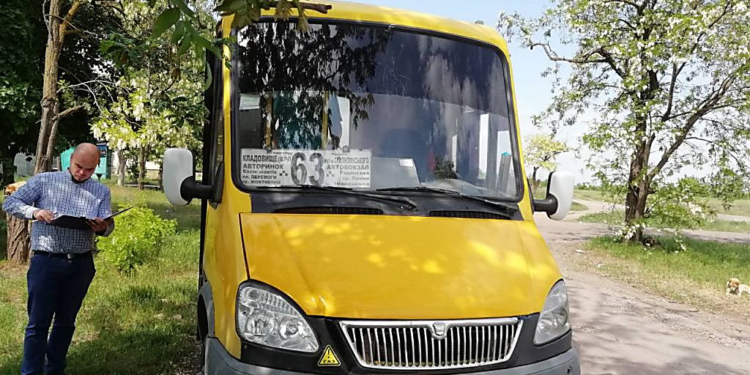 Перевозчик хочет разорвать договор на обслуживание маршрута №63 «Кладбище – ННУ имени Сухомлинского»: «Все уехали заграницу на заработки»
