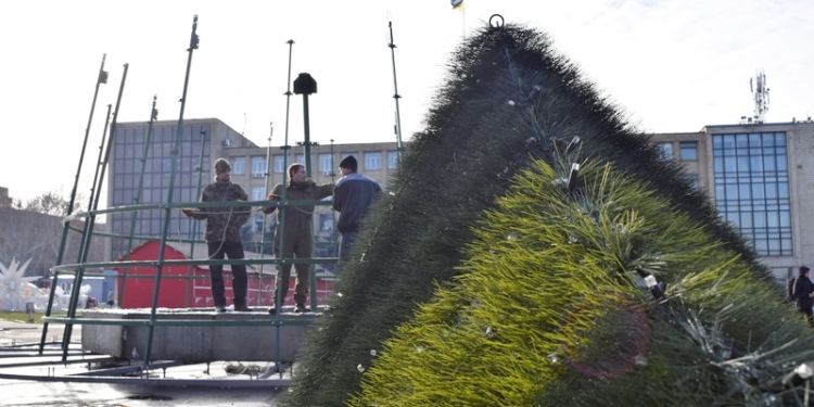 В Николаеве начали монтировать главную городскую елку