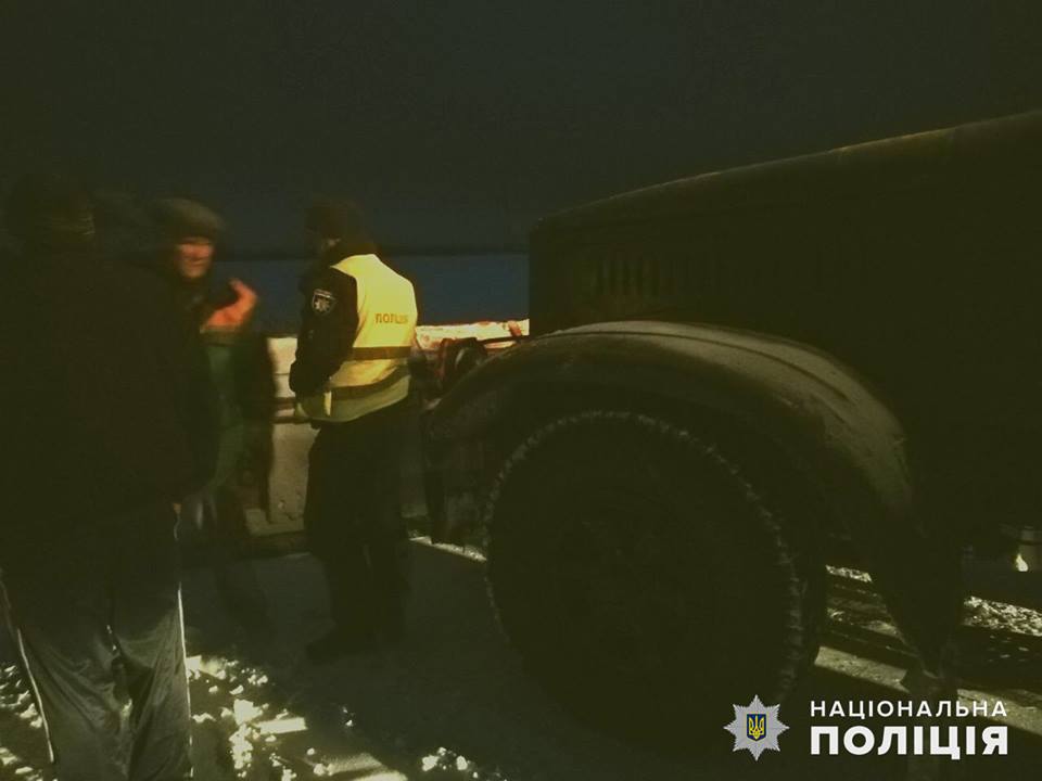 На Николаевщине частично разблокировали трассу М-13 в Арбузинском районе – пока проехать могут только легковушки 10