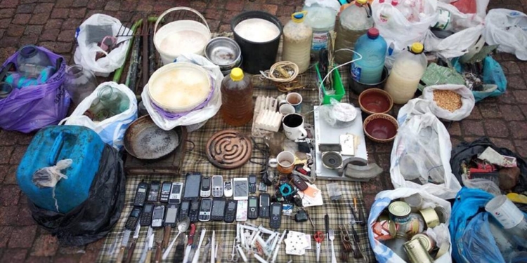 Свыше 60 телефонов и почти 200 литров бражки: в колониях на Николаевщине прошли предновогодние обыски