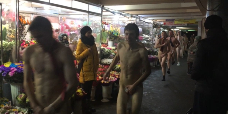 Когда проспорил твой шеф: толпа голых мужчин устроила забег в центре Киева