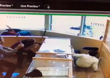 Правильный выбор декора: сотрудники ювелирного магазина отбились от грабителей бутафорскими мечами