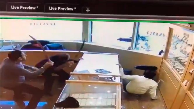 Правильный выбор декора: сотрудники ювелирного магазина отбились от грабителей бутафорскими мечами