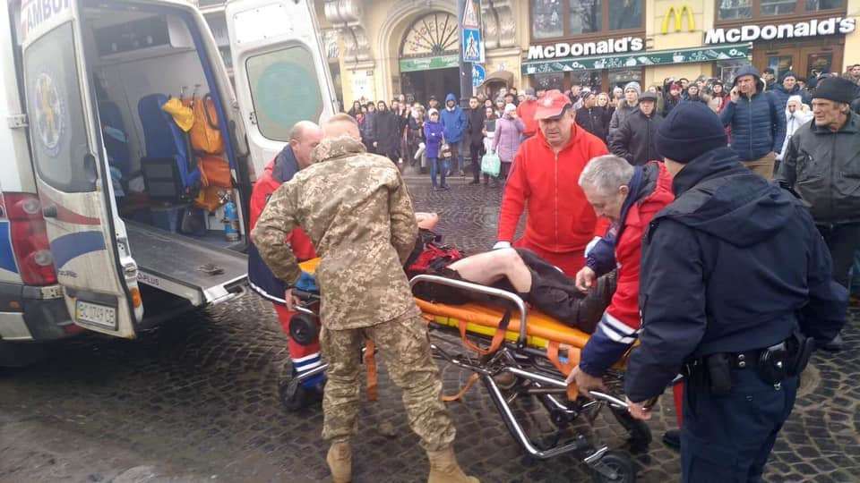 Солдат из Николаевской области помог спасти жизнь львовянам, которые пострадали от взрыва на ярмарке 2