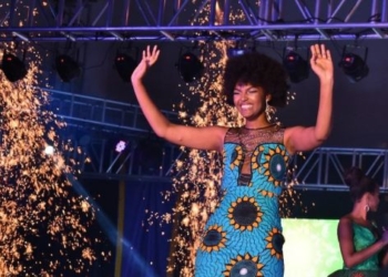 У победительницы конкурса «Мисс Африка» волосы загорелись прямо на награждении, а она не сразу заметила