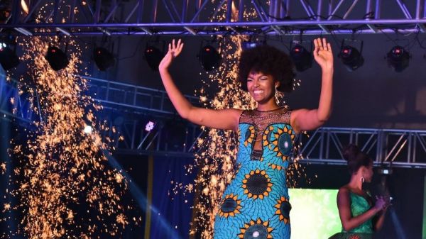 У победительницы конкурса «Мисс Африка» волосы загорелись прямо на награждении, а она не сразу заметила 1